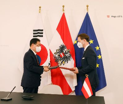 Am 14. Juni 2021 empfing Bundeskanzler Sebastian Kurz den südkoreanischen Präsidenten Moon Jae-in (l.) zu einem Arbeitsgespräch. Im Bild mit Bundesminister Gernot Blümel (r.) bei der Unterzeichnung des bilateralen Doppelbesteuerungsabkommens.