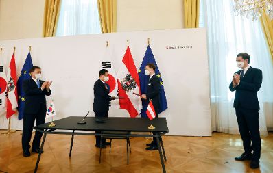Am 14. Juni 2021 empfing Bundeskanzler Sebastian Kurz (r.) den südkoreanischen Präsidenten Moon Jae-in (2.v.l.) zu einem Arbeitsgespräch. Im Bild mit Bundesminister Gernot Blümel (2.v.r.) bei der Unterzeichnung des bilateralen Doppelbesteuerungsabkommens.