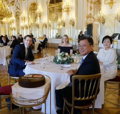 Am 14. Juni 2021 empfing Bundeskanzler Sebastian Kurz (l.) den südkoreanischen Präsidenten Moon Jae-in (2.v.r.) zu einem Arbeitsgespräch. Im Bild bei einem gemeinsamen Besuch in Schloss Schönbrunn.