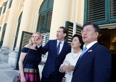 Am 14. Juni 2021 empfing Bundeskanzler Sebastian Kurz (2.v.l.) den südkoreanischen Präsidenten Moon Jae-in (r.) zu einem Arbeitsgespräch. Im Bild bei einem gemeinsamen Besuch in Schloss Schönbrunn.