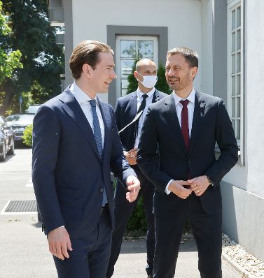Am 15. Juni 2021 traf Bundeskanzler Sebastian Kurz (l.) im Rahmen seines Arbeitsbesuchs in Bratislava den Ministerpräsident der Slowakei Eduard Heger (r.).