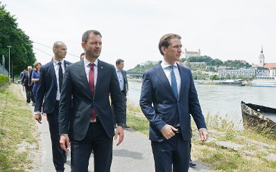 Am 15. Juni 2021 traf Bundeskanzler Sebastian Kurz (r.) im Rahmen seines Arbeitsbesuchs in Bratislava den Ministerpräsident der Slowakei Eduard Heger (l.).