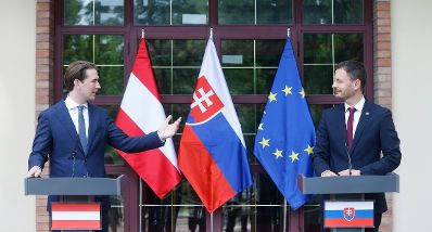 Am 15. Juni 2021 traf Bundeskanzler Sebastian Kurz (l.) im Rahmen seines Arbeitsbesuchs in Bratislava den Ministerpräsident der Slowakei Eduard Heger (r.). Im Bild bei einer gemeinsamen Pressekonferenz.