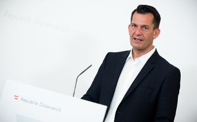 Am 17. Juni 2021 fand im Bundeskanzleramt eine Pressekonferenz zu weiteren Öffnungsschritten statt. Im Bild Bundesminister Wolfgang Mückstein.
