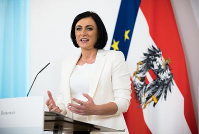 Am 17. Juni 2021 fand im Bundeskanzleramt eine Pressekonferenz zu weiteren Öffnungsschritten statt. Im Bild Bundesministerin Elisabeth Köstinger.