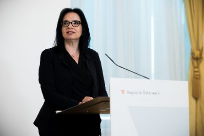 Am 17. Juni 2021 fand im Bundeskanzleramt eine Pressekonferenz zu weiteren Öffnungsschritten statt. Im Bild Staatssekretärin Andrea Mayer.