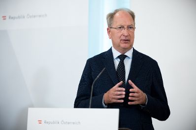 Am 17. Juni 2021 fand im Bundeskanzleramt eine Pressekonferenz zu weiteren Öffnungsschritten statt. Im Bild Oswald Wagner von der Med Uni Wien.