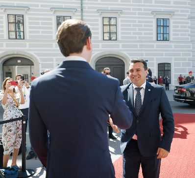 Am 18. Juni 2021 empfing Bundeskanzler Sebastian Kurz (l.) die Regierungschefs der Westbalkanstaaten zu einem Gipfeltreffen im Bundeskanzleramt. Im Bild mit Zoran Zaev (r.), Ministerpräsident von Mazedonien.