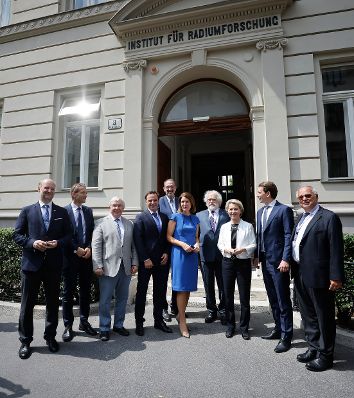 Am 21. Juni 2021 empfing Bundeskanzler Sebastian Kurz die Präsidentin der Europäischen Kommission Ursula von der Leyen. Im Bild bei einem Besuch des Instituts für Quantenoptik und Quanteninformation Wien.