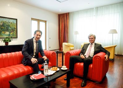 Am 22. Juni 2021 traf Bundeskanzler Sebastian Kurz (l.) im Rahmen seines Arbeitsbesuchs in Berlin den ehemaligen Vorstandsvorsitzenden von Siemens Joe Kaeser (r.).