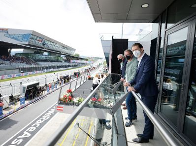 Am 27. Juni 2021 besuchte Bundeskanzler Sebastian Kurz (r.) den Formel 1 Grand Prix Austria in Spielberg. Im Bild mit Landeshauptmann Herbert Schützenhöfer (l.) und Landesrat Christopher Drexler (m.).