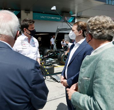 Am 27. Juni 2021 besuchte Bundeskanzler Sebastian Kurz (m.r.) den Formel 1 Grand Prix Austria in Spielberg. Im Bild mit Toto Wolff (m.l.).
