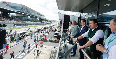 Am 27. Juni 2021 besuchte Bundeskanzler Sebastian Kurz (3.v.r.) den Formel 1 Grand Prix Austria in Spielberg. Im Bild mit Andreas Gabalier (2.v.r.).
