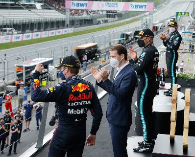 Am 27. Juni 2021 besuchte Bundeskanzler Sebastian Kurz (2.v.l.) den Formel 1 Grand Prix Austria in Spielberg. Im Bild mit Max Verstappen (l.).