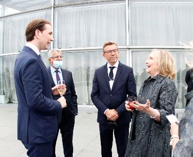 Am 30. Juni 2021 traf Bundeskanzler Sebastian Kurz (l.) im Rahmen seines Arbeitsbesuch in Paris die US-amerikanische Politikerin Hillary Clinton (r.).