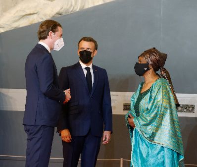 Am 30. Juni 2021 traf Bundeskanzler Sebastian Kurz (l.) im Rahmen seines Arbeitsbesuch in Paris den französischen Staatspräsidenten Emmanuel Macron (m.). Im Bild mit der UN Women Präsidentin Phumzile Mlambo-Ngcuka (r.).