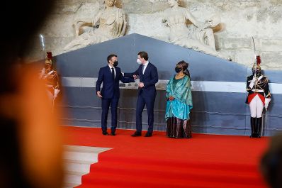 Am 30. Juni 2021 traf Bundeskanzler Sebastian Kurz (m.) im Rahmen seines Arbeitsbesuch in Paris den französischen Staatspräsidenten Emmanuel Macron (l.). Im Bild mit der UN Women Präsidentin Phumzile Mlambo-Ngcuka (r.).