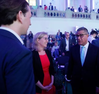 Am 1. Juli 2021 nahm Bundeskanzler Sebastian Kurz (l.) am 5. Austrian World Summit teil. Im Bild mit Bundesministerin Leonore Gewessler (m.).