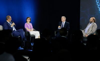 Am 6. Juli 2021 nahm Bundeskanzler Sebastian Kurz an der Veranstaltung „Corona: eine Veranstaltung zu Ehren der Wissenschaft“ teil.