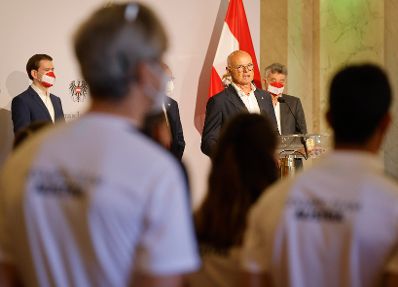Am 8. Juli 2021 verabschiedeten Bundeskanzler Sebastian Kurz (l.) und Vizekanzler Werner Kogler (r.) die österreichischen Teilnehmerinnen und Teilnehmer der Olympischen Spiele 2020.