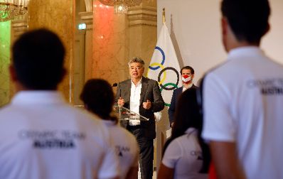 Am 8. Juli 2021 verabschiedeten Bundeskanzler Sebastian Kurz (r.) und Vizekanzler Werner Kogler (l.) die österreichischen Teilnehmerinnen und Teilnehmer der Olympischen Spiele 2020.