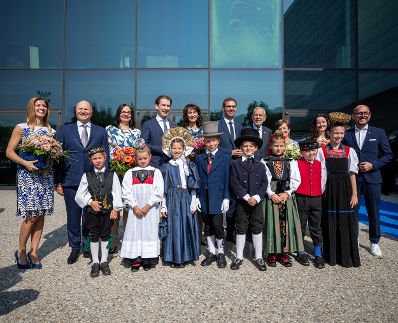 Am 21. Juli 2021 besuchte Bundeskanzler Sebastian Kurz (4. v. l.) gemeinsam mit Landeshauptmann Markus Wallner (6. v. l.), Staatssekretärin Andrea Mayer (3.v. l.) und Bundespräsident Alexander Van der Bellen (7. v. l.) die Eröffnung der 75. Bregenzer Festspiele.