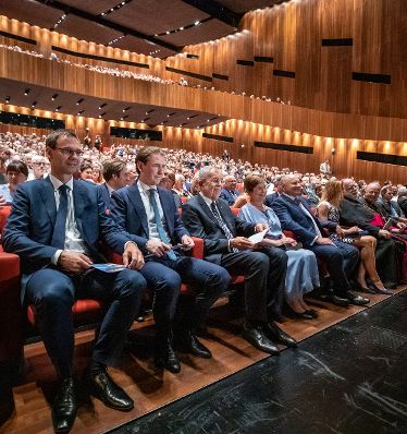Am 21. Juli 2021 besuchte Bundeskanzler Sebastian Kurz (2. v. l.) gemeinsam mit Landeshauptmann Markus Wallner (1. v. l.) und Bundespräsident Alexander Van der Bellen (3. v. l.) die Eröffnung der 75. Bregenzer Festspiele.