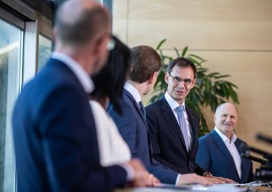 Am 21. Juli 2021 besuchte Bundeskanzler Sebastian Kurz (2. v. l.) gemeinsam mit Landeshauptmann Markus Wallner (3. v. l.) und Bundespräsident Alexander Van der Bellen die Eröffnung der 75. Bregenzer Festspiele. Im Bild bei einer Pressekonferenz