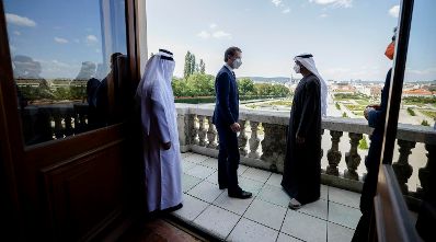 Am 29. Juli 2021 empfing Bundeskanzler Sebastian Kurz (m.) den Kronprinz von Abu Dhabi, Mohamed bin Zayed bin Sultan Al-Nahyan (r.) und Sultan Ahmed Al Jaber (l.) im Schloss Belvedere.