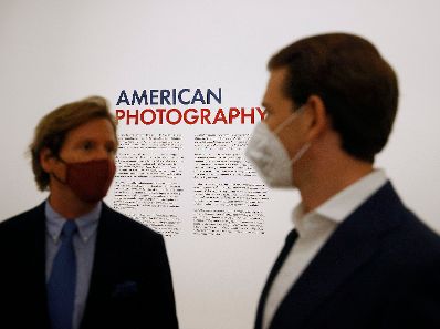 Am 23. August 2021 besuchte Bundeskanzler Sebastian Kurz (r.) gemeinsam mit US-Botschafter Trevor Traina (l.) die Ausstellung „American Photography“ in der Albertina.