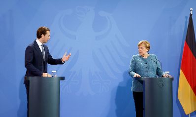Am 31. August 2021 2021 traf Bundeskanzler Sebastian Kurz (l.) im Rahmen seines Arbeitsbesuchs in Berlin die deutsche Bundeskanzlerin Angela Merkel (r.).
