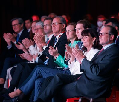 Am 7. September 2021 nahm Bundeskanzler Sebastian Kurz (3.v.r.) an der Botschafterkonferenz 2021 teil. Im Bild mit Bundesminister Alexander Schallenberg (r.).