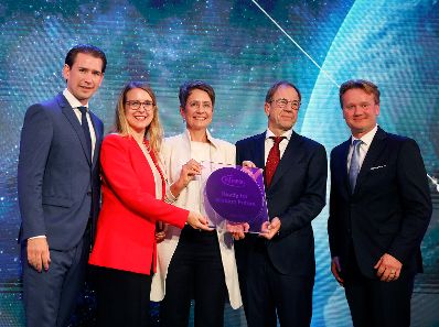 Am 17. September 2021 nahm Bundeskanzler Sebastian Kurz (l.) an der Eröffnung der neuen Infineon High-Tech-Chipfabrik teil. Im Bild mit Bundesministerin Margarete Schramböck (2.v.l.).