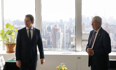Am 20. September 2021 reiste Bundeskanzler Sebastian Kurz (l.) zu einem mehrtägigen Arbeitsbesuch nach New York. Im Bild mit Bundespräsidenten Alexander Van der Bellen (r.) an der Österreichischen Vertretung bei der UNO.