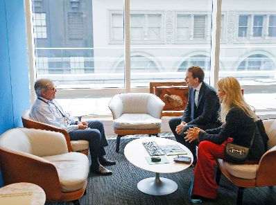 Am 22. September 2021 reiste Bundeskanzler Sebastian Kurz (m.) zu einem mehrtägigen Arbeitsbesuch nach New York. Im Bild mit Peter Grauer (l.) und Antonella Mei-Pochtler (r.) bei Bloomberg.