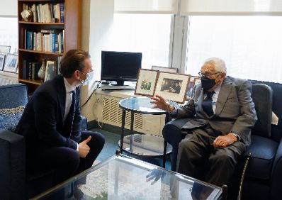 Am 22. September 2021 reiste Bundeskanzler Sebastian Kurz (l.) zu einem mehrtägigen Arbeitsbesuch nach New York. Im Bild mit dem ehemaligen US Außenminister Henry Kissinger (r.).