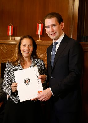Am 23. September 2021 reiste Bundeskanzler Sebastian Kurz (r.) zu einem mehrtägigen Arbeitsbesuch nach New York. Im Bild bei der Verleihung von österreichischen Staatsbürgerschaften.