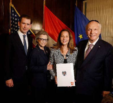Am 23. September 2021 reiste Bundeskanzler Sebastian Kurz (l.) zu einem mehrtägigen Arbeitsbesuch nach New York. Im Bild bei der Verleihung von österreichischen Staatsbürgerschaften.