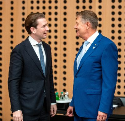 Am 6. Oktober 2021 nahm Bundeskanzler Kurz (l.) beim Westbalkan-Gipfel in Slowenien teil. Im Bild mit dem rumänischen Präsident Klaus Johannis (r.).