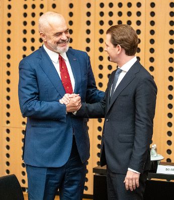Am 6. Oktober 2021 nahm Bundeskanzler Kurz (r.) beim Westbalkan-Gipfel in Slowenien teil. Im Bild mit dem albanischen Premierminister Edi Rama (l.).