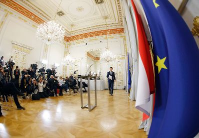 Am 9. Oktober 2021 gab Bundeskanzler Sebastian Kurz eine Pressekonferenz zum Regierungschefwechsel im Bundeskanzleramt.
