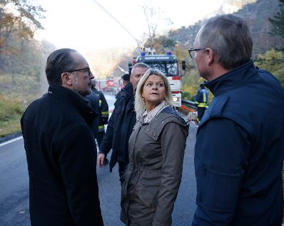 Am 28. Oktober 2021 besuchte Bundeskanzler Alexander Schallenberg (l.) das Waldbrand-Einsatzgebiet Reichenau an der Rax. Im Bild mit Bundesministerin Klaudia Tanner (m.).