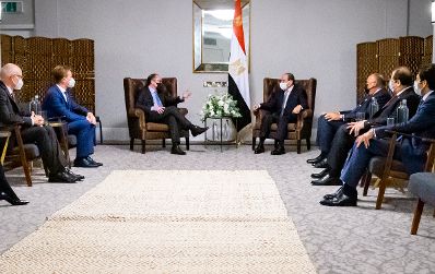 Am 31. Oktober 2021 nahm Bundeskanzler Alexander Schallenberg (m.l.) an der UN-Klimakonferenz 2021 in Glasgow teil. Im Bild mit dem ägyptischen Präsidenten Abd al-Fattah as-Sisi (m.r.).