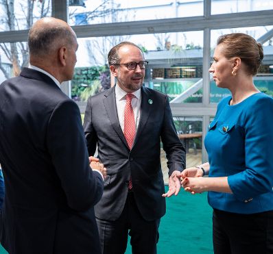 Am 1. November 2021 nahm Bundeskanzler Alexander Schallenberg (m.) an der UN-Klimakonferenz 2021 in Glasgow teil. Im Bild mit dem slowenischen Premierminister Janez Janša (l.) und der dänischen Premierministerin Mette Frederiksen (r.).