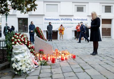 Am 2. November 2021 nahm Bundeskanzler Alexander Schallenebrg an der Gedenkveranstaltung an die Opfer des Terroranschlages in der Wiener Ruprechtskirche teil. Im Bild Bundesministerin Susanne Raab.