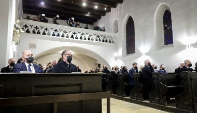 Am 2. November 2021 nahm Bundeskanzler Alexander Schallenebrg (r.) an der Gedenkveranstaltung an die Opfer des Terroranschlages in der Wiener Ruprechtskirche teil.