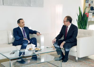 Am 2. November 2021 empfing Bundeskanzler Alexander Schallenberg (r.) stellvertretend Premier von Katar Scheich Mohammed bin Abdulrahman bin Jassim (l.) zu einem Gespräch.