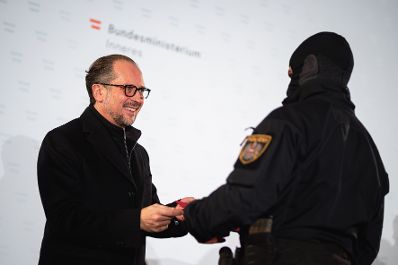 Am 02. November 2021 nahm Bundeskanzler Alexander Schallenberg (l.) an der Ehrung von Polizisten anlässlich des Terroranschlages in der Wiener Innenstadt im November 2020 teil.