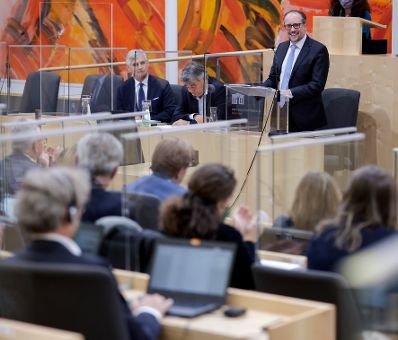 Am 3. November 2021 nahm Bundeskanzler Alexander Schallenberg (r.) an der Plenarsitzungen des Bundesrates teil. Im Bild mit Vizekanzler Werner Kogler (m.) und Bundesminister Michael Linhart (l.).