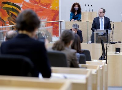 Am 3. November 2021 nahm Bundeskanzler Alexander Schallenberg (r.) an der Plenarsitzungen des Bundesrates teil.